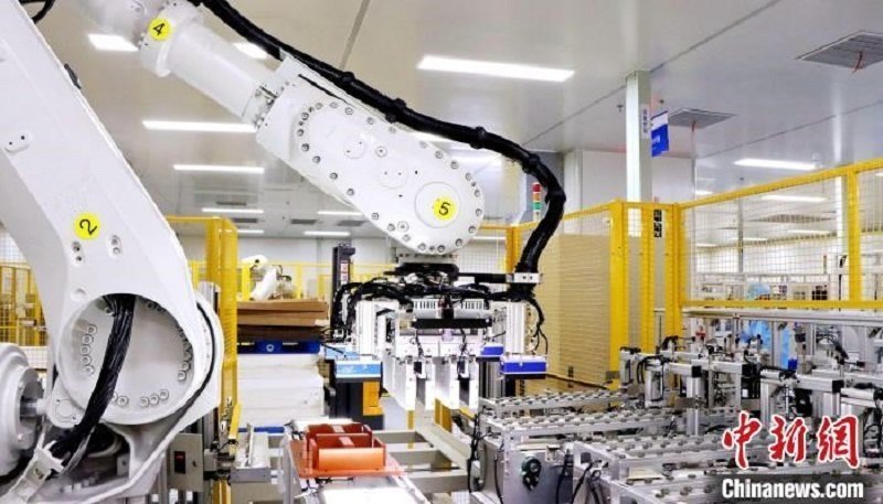 图为资料图，海辰储能自动分档打包机器人。?曾欣平供图